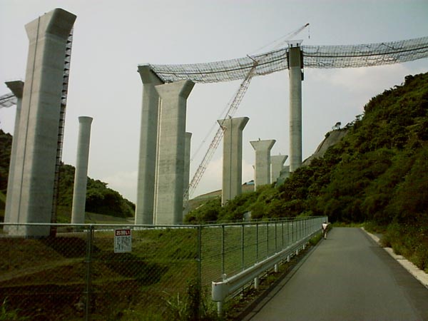 平成11年2月 第2東名高速道路 伊佐布1号高架橋下部工事